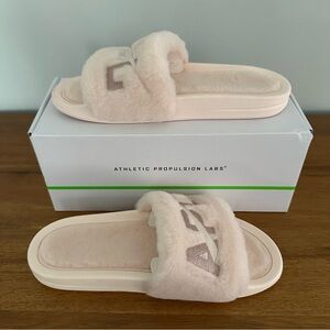 New in Box APL Women's Shearling Slide Creme Rose Dust Size 9